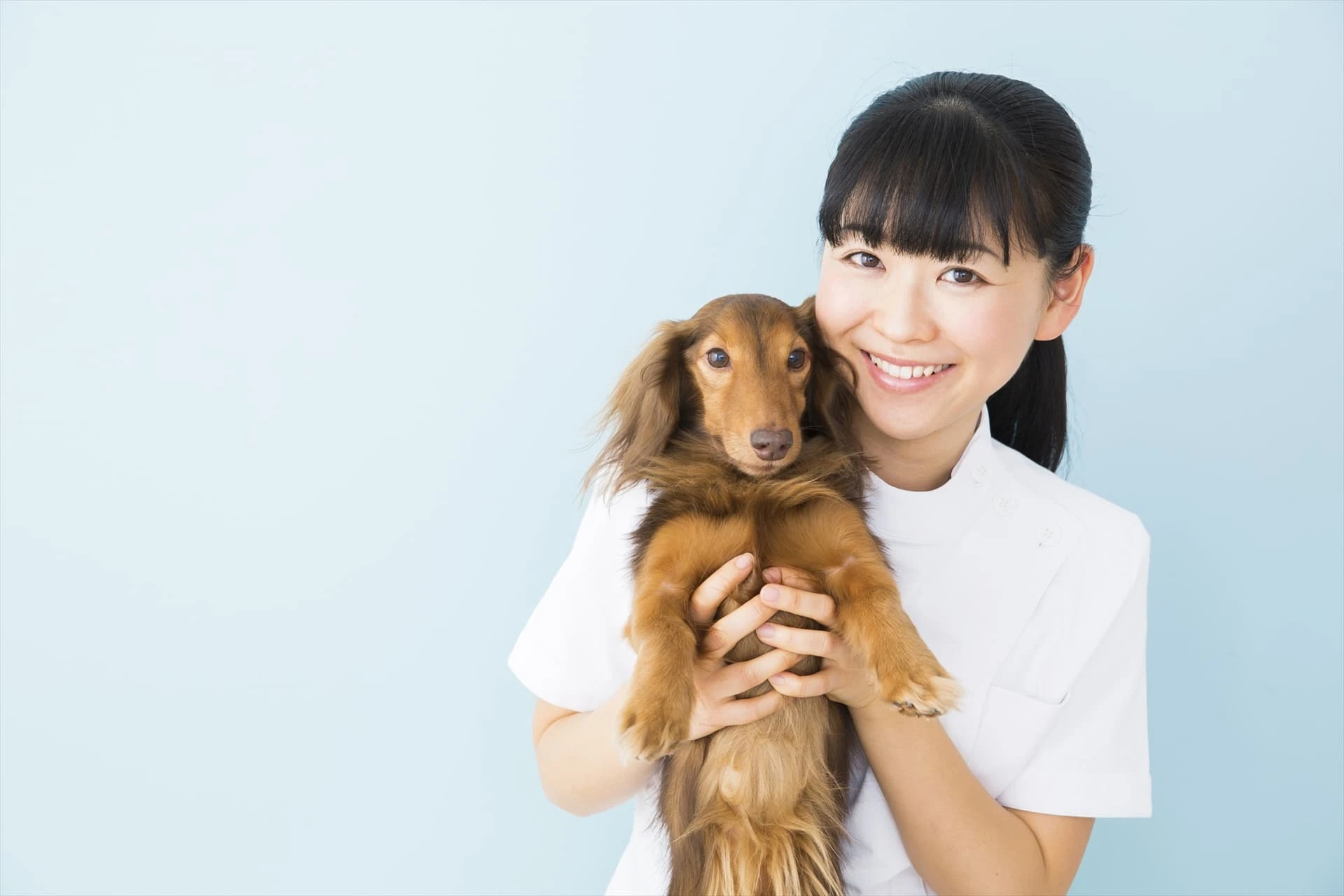 笑顔の動物看護士